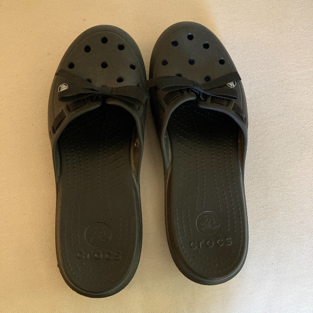 Adorable Crocks with a cute bow!